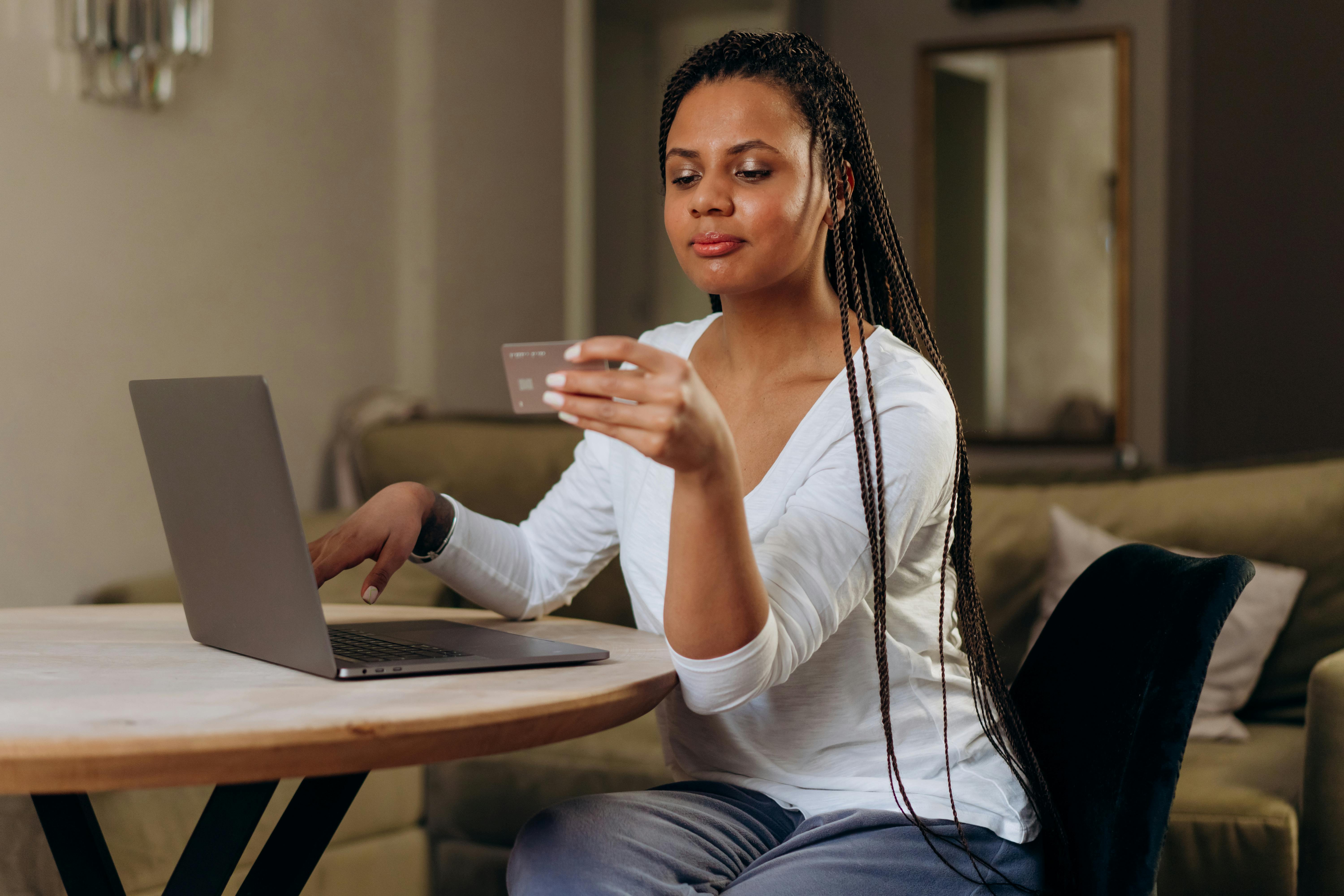 Woman with credit card | Source: Pexels