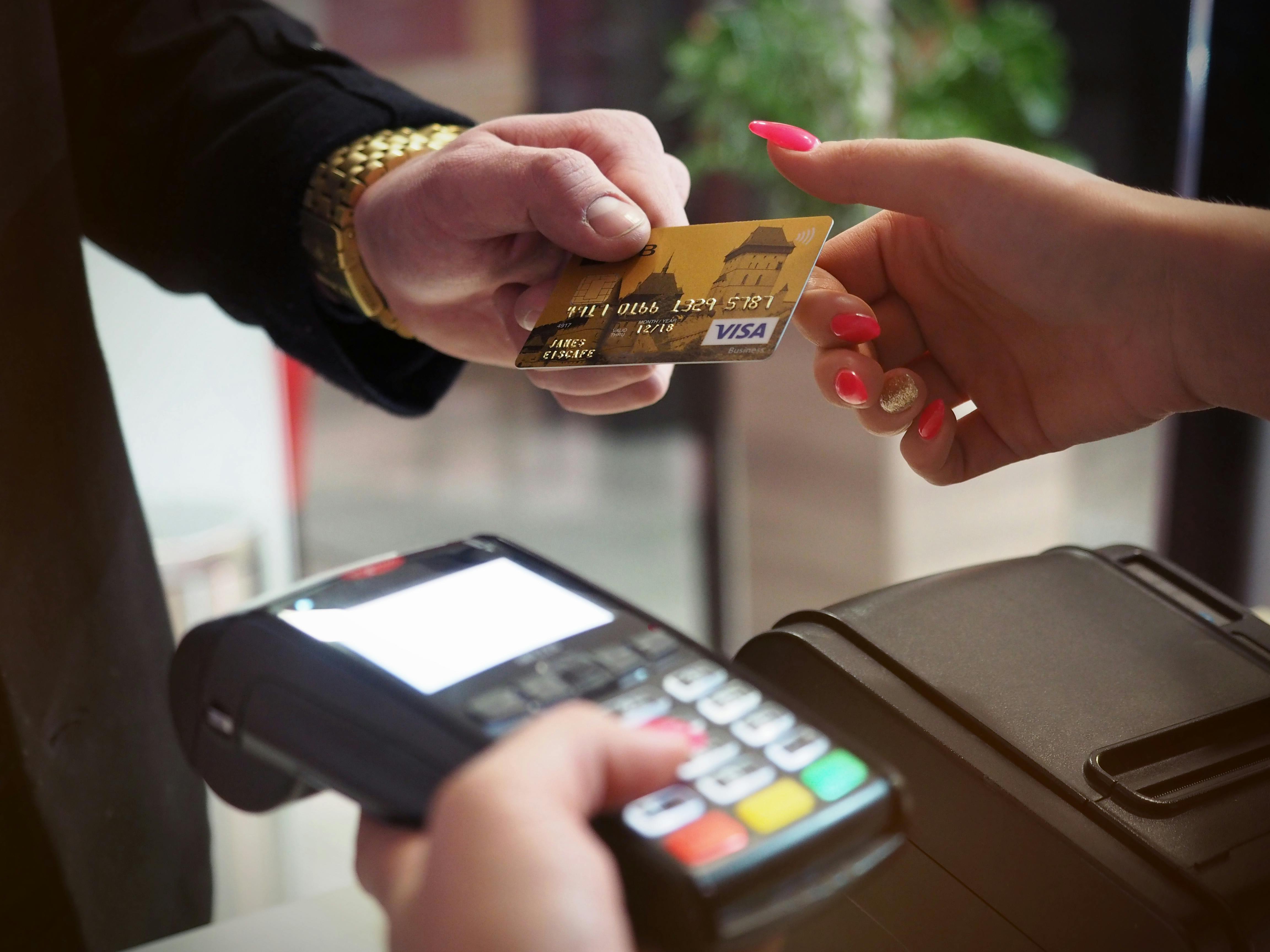Man paying with a credit card | Source: Pexels