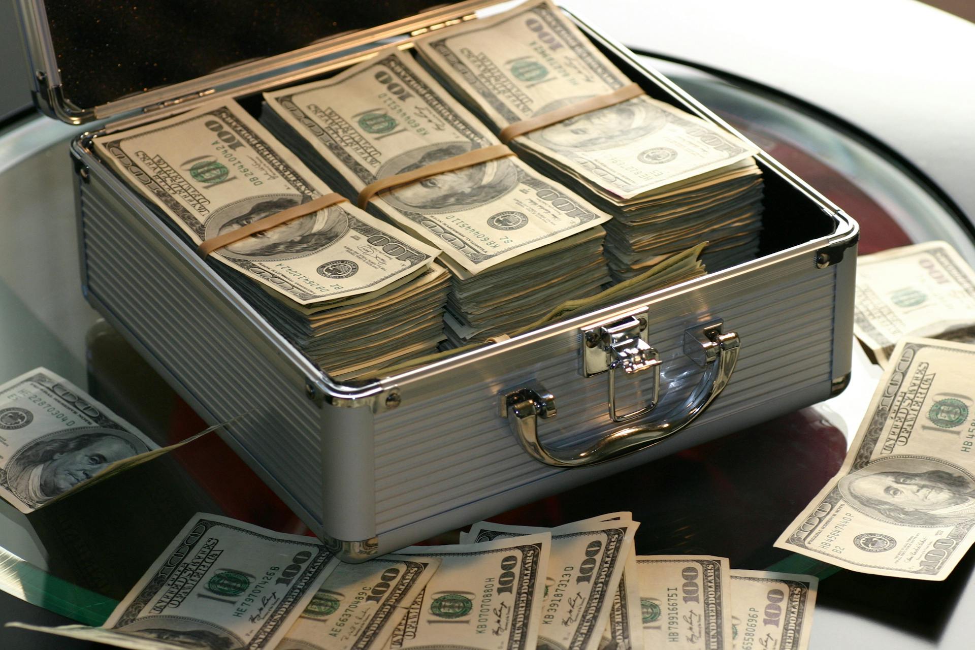 Cash in a suitcase | Source: Pexels