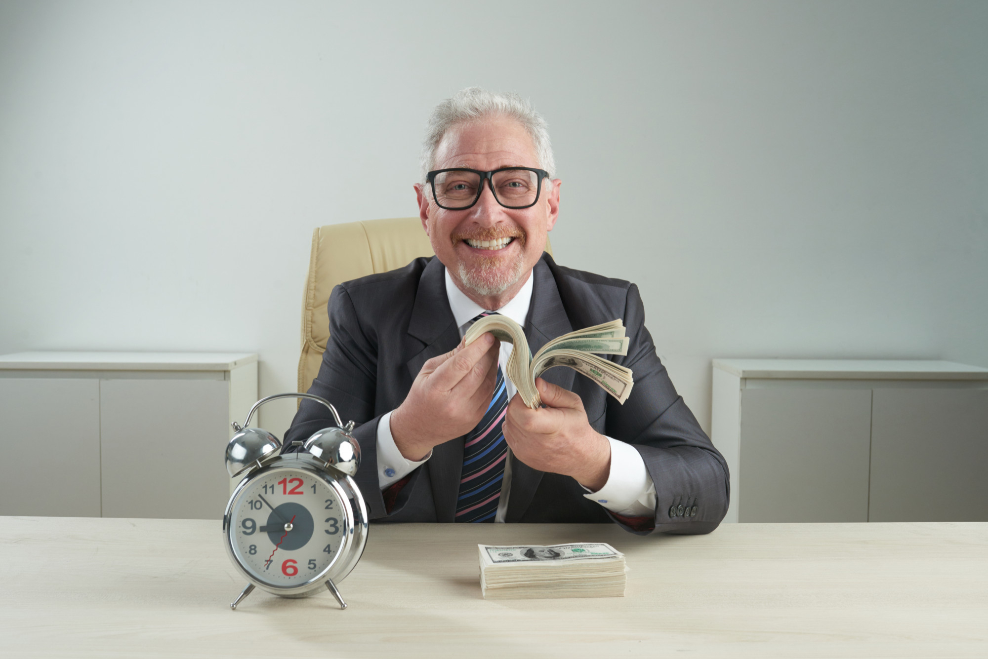 A man with money in his hands | Source: Freepik