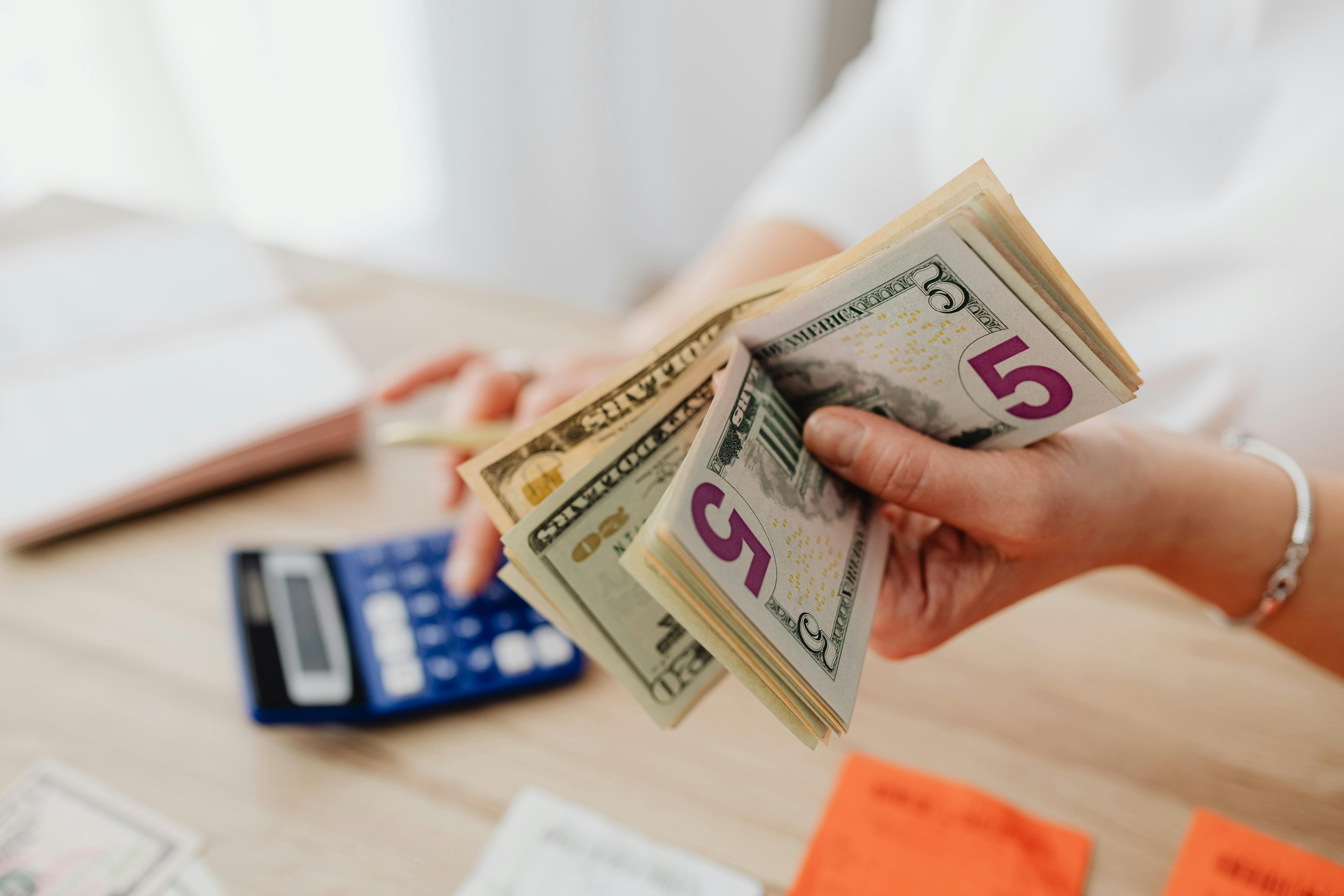 Woman counting money | Source: Pexels