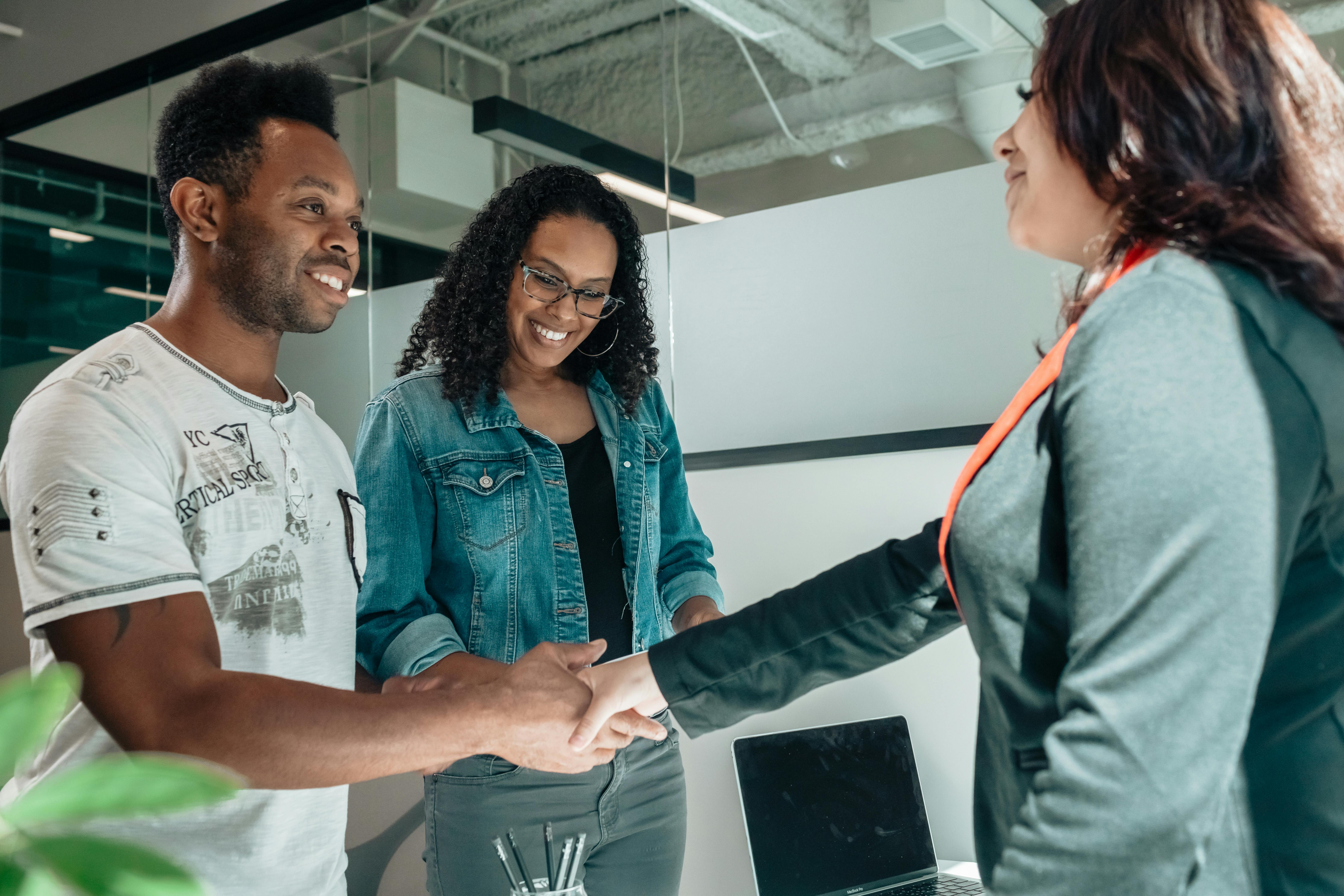 A couple talking to a financial advisor | Source: Pexels