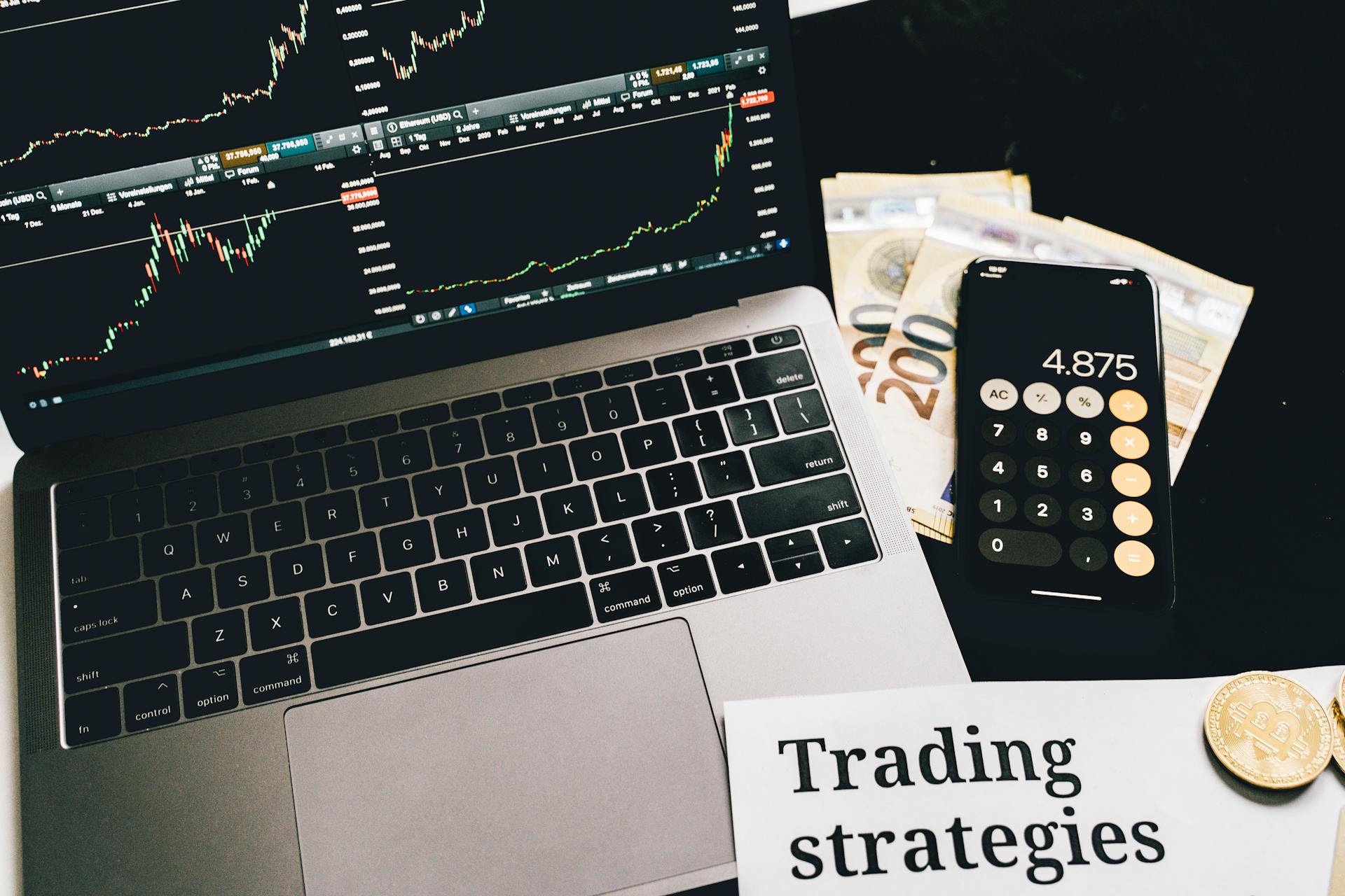 Laptop, smartphone and money | Source: Pexels