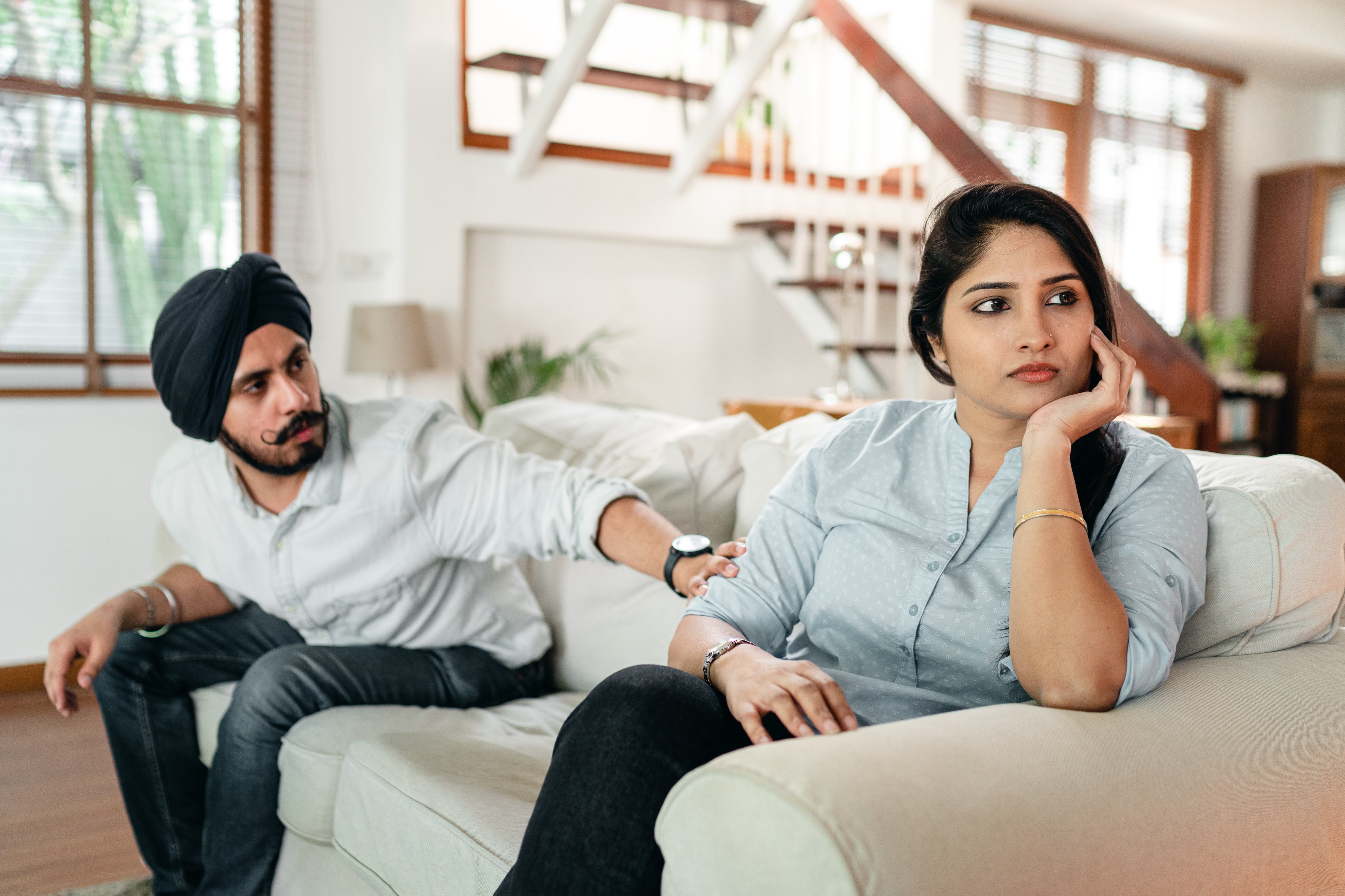 Man talking to his wife. | Source: Pexels