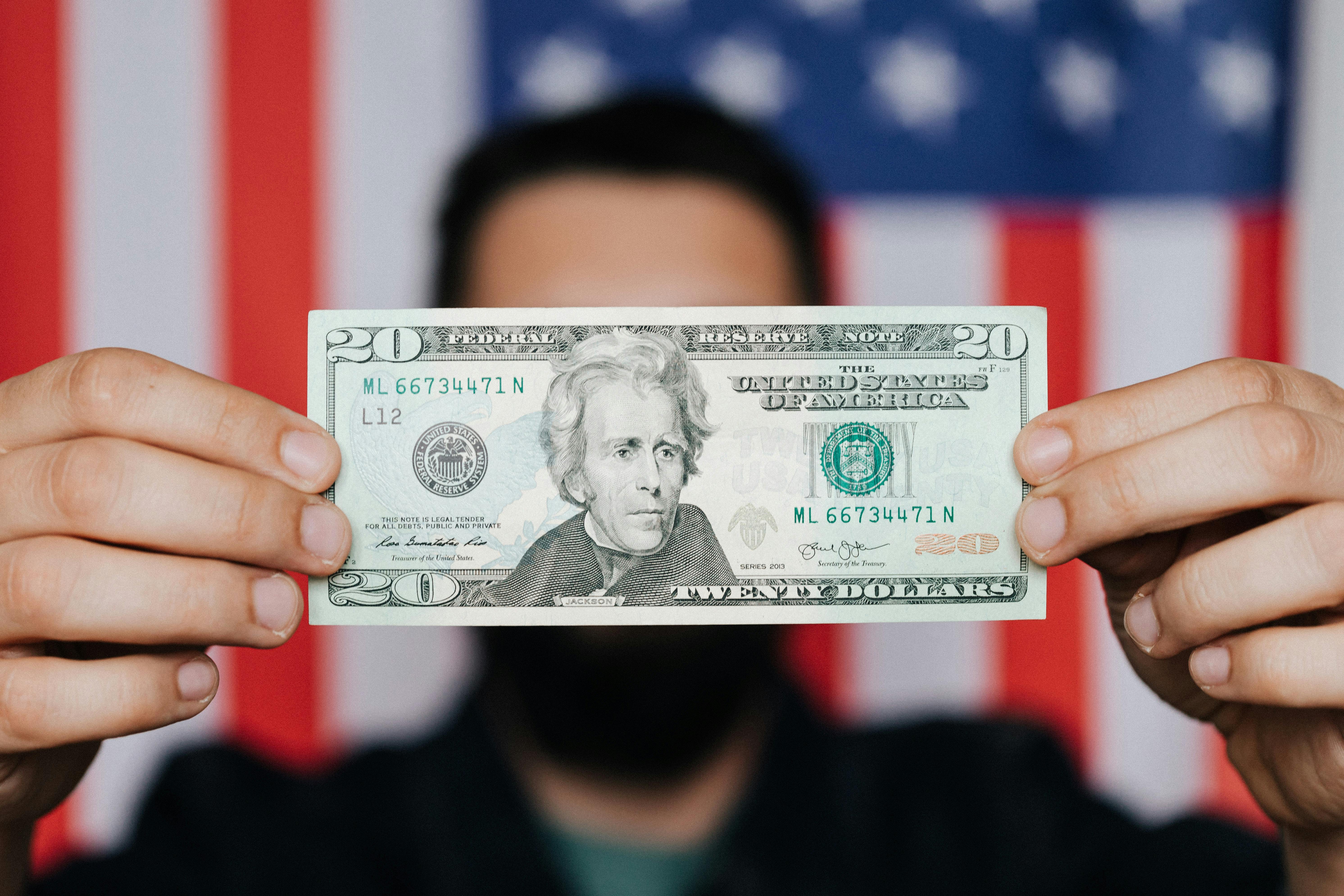 Man holding a 20$ bill | Source: Pexels