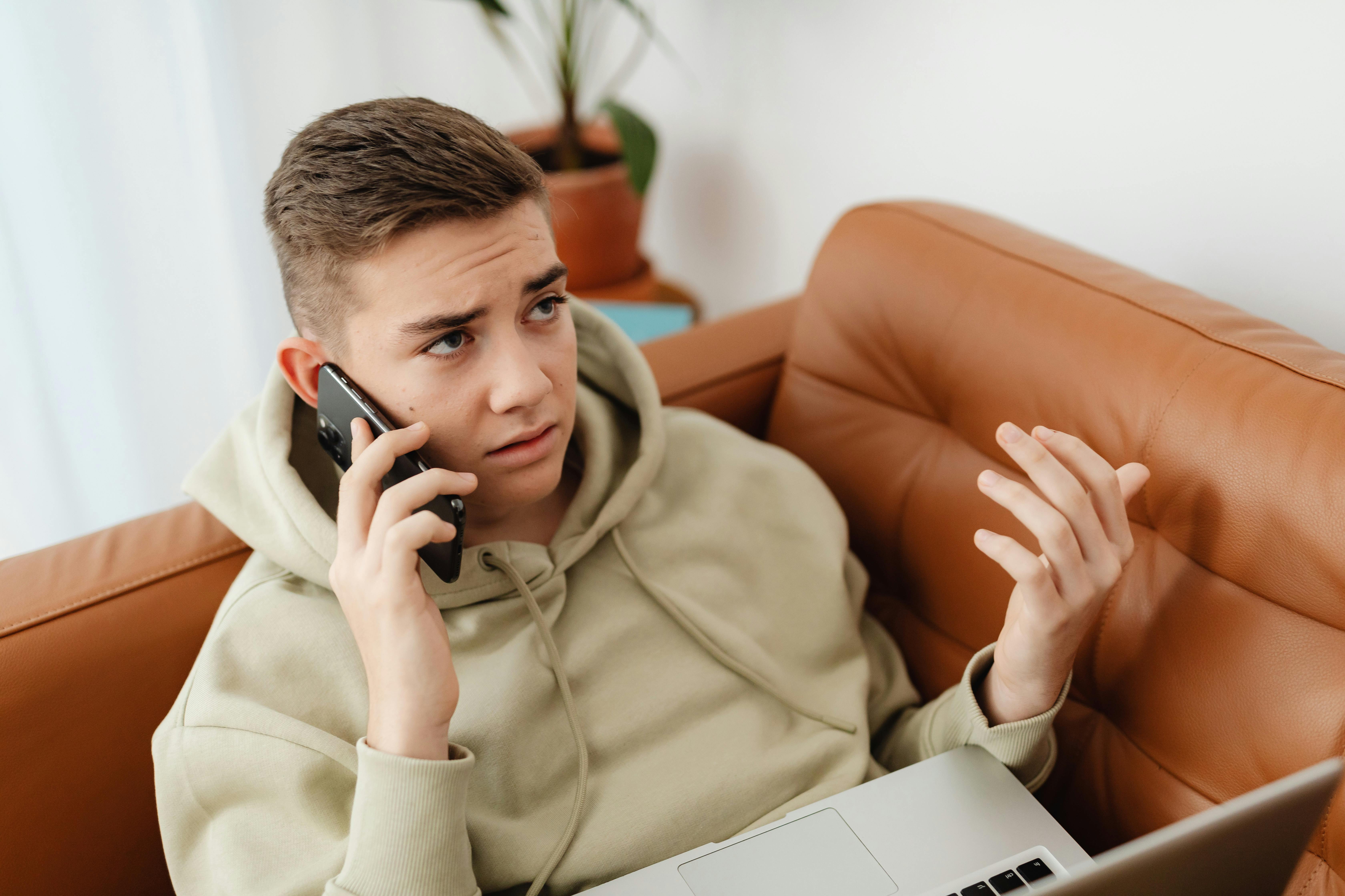 Upset man talking on the phone | Source: Pexels