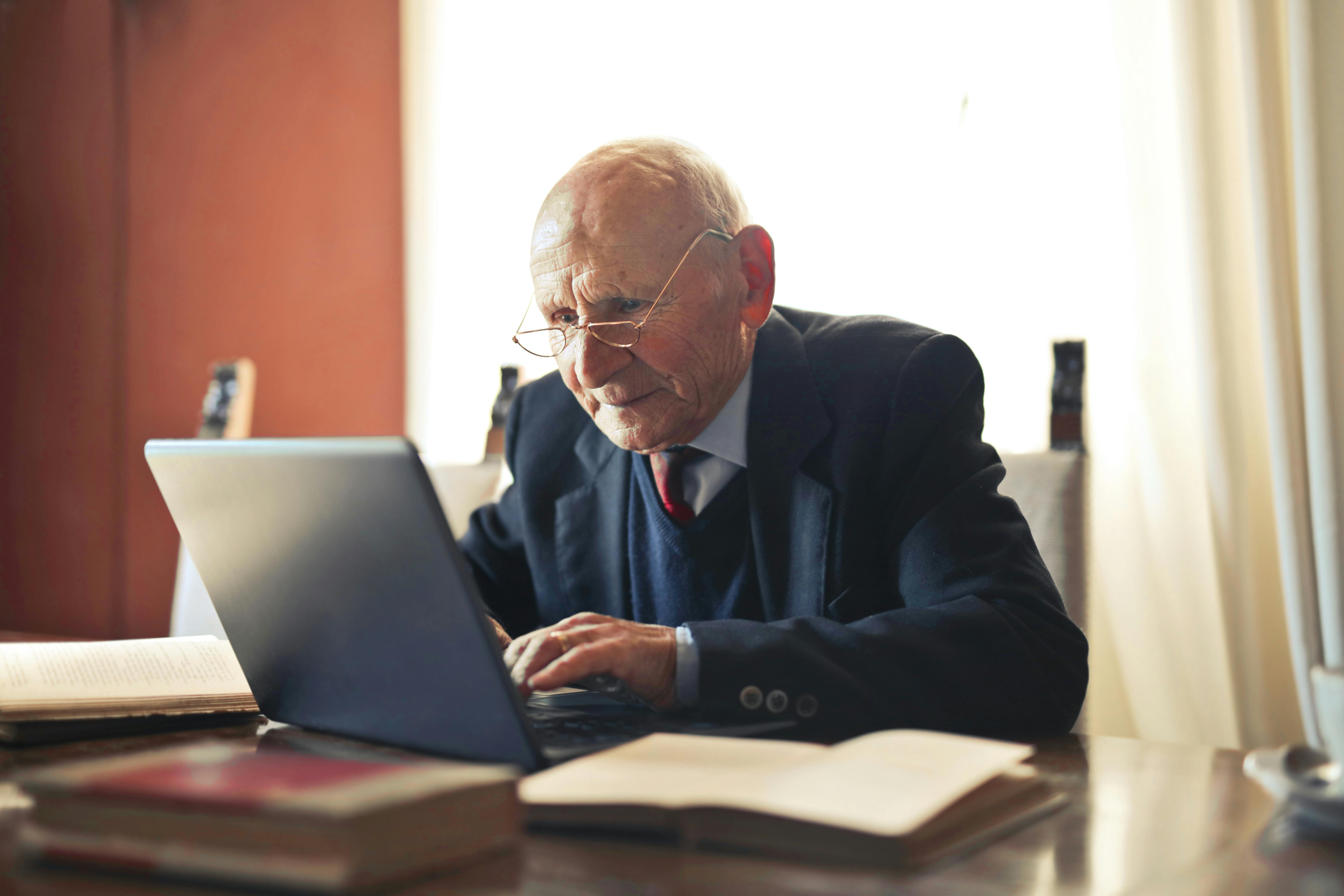 A serious older man in a formal suit | Source: Pexels
