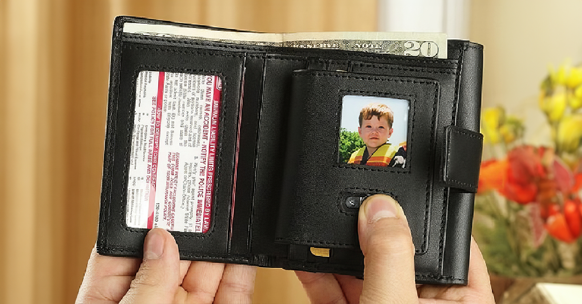 Wallet with a photo | Source: Shutterstock