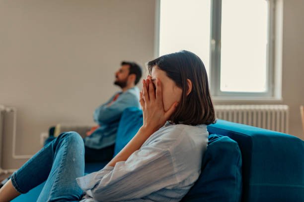 A woman crying on the couch | Source: Pexels