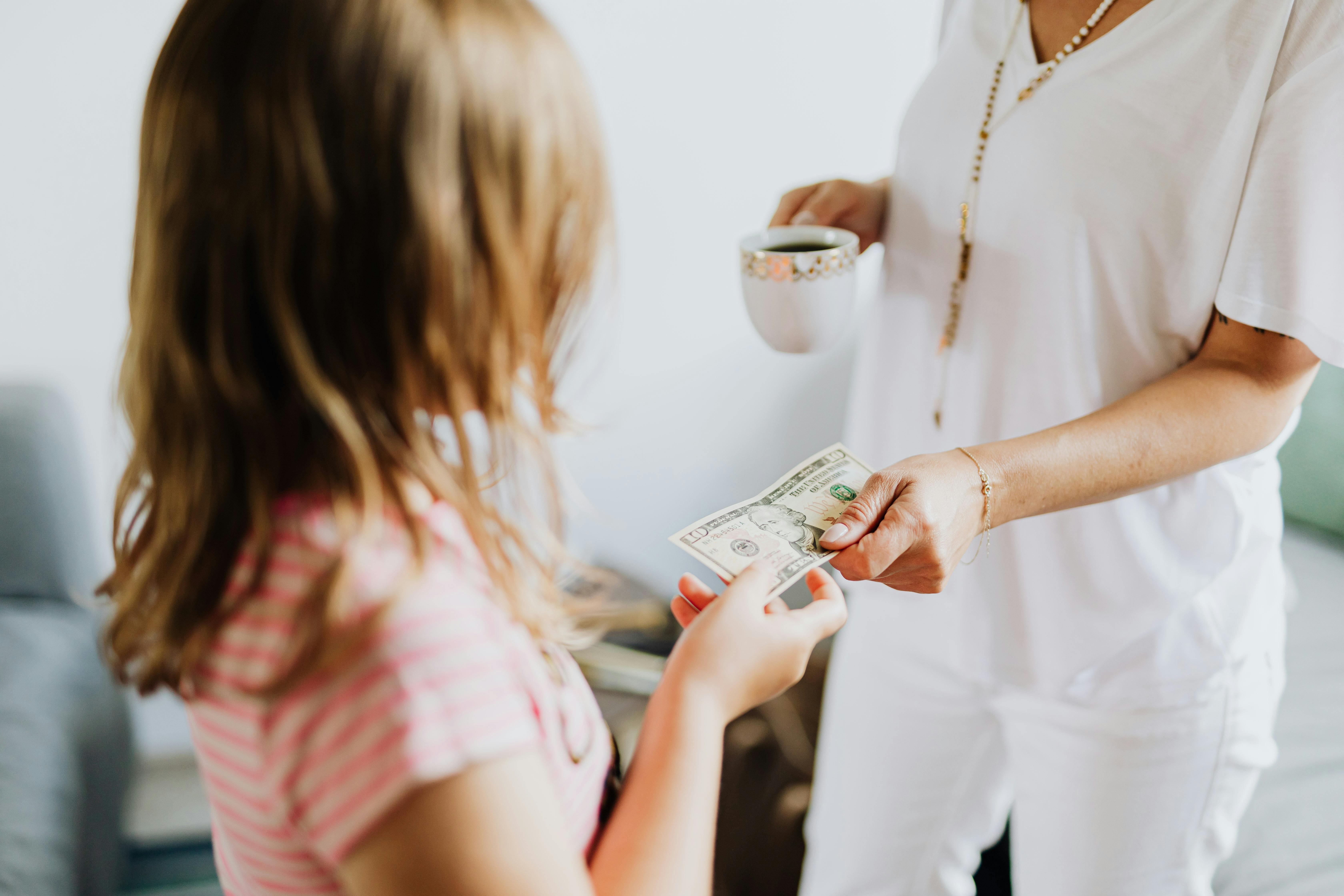 Kid receiving money | Source: Pexels