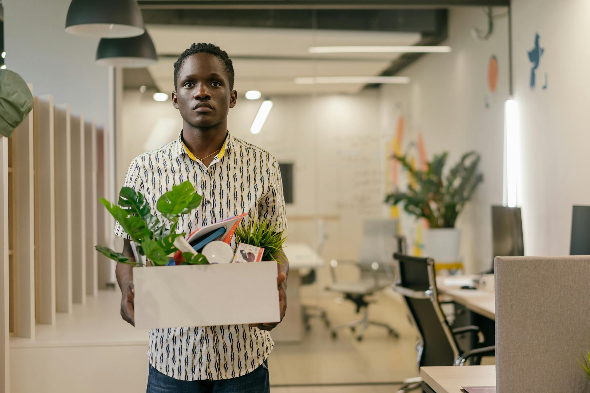 A man holding a box | Source: Pexels