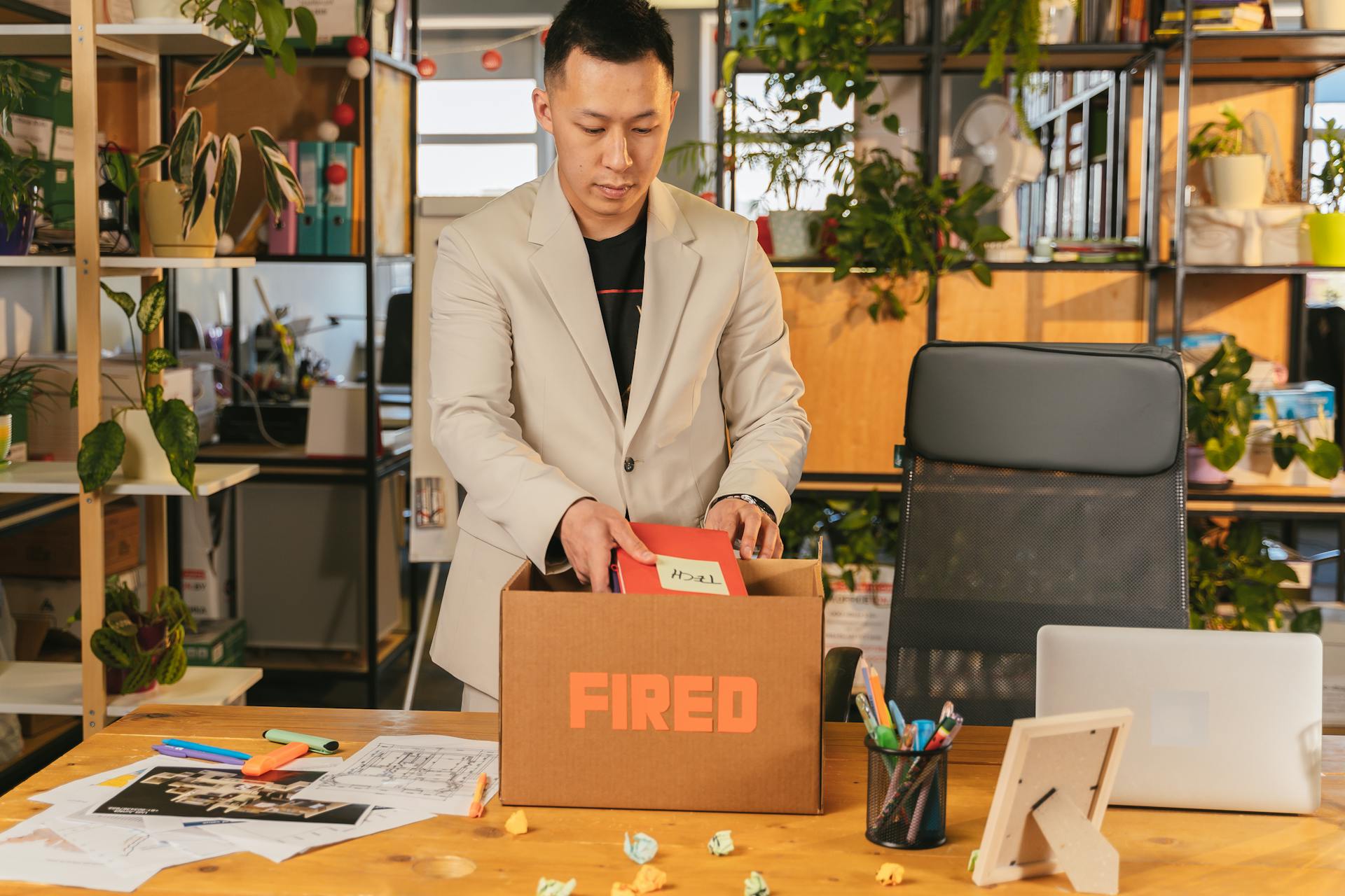 A man putting things in a box | Source: Pexels