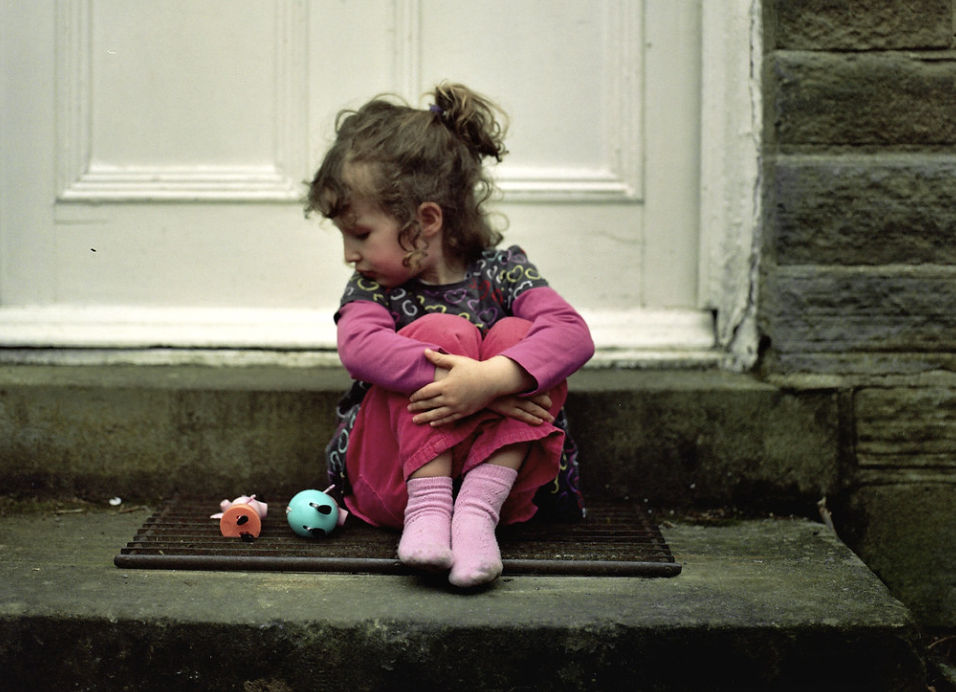 Little girl on the doorstep | Source: Shutterstock