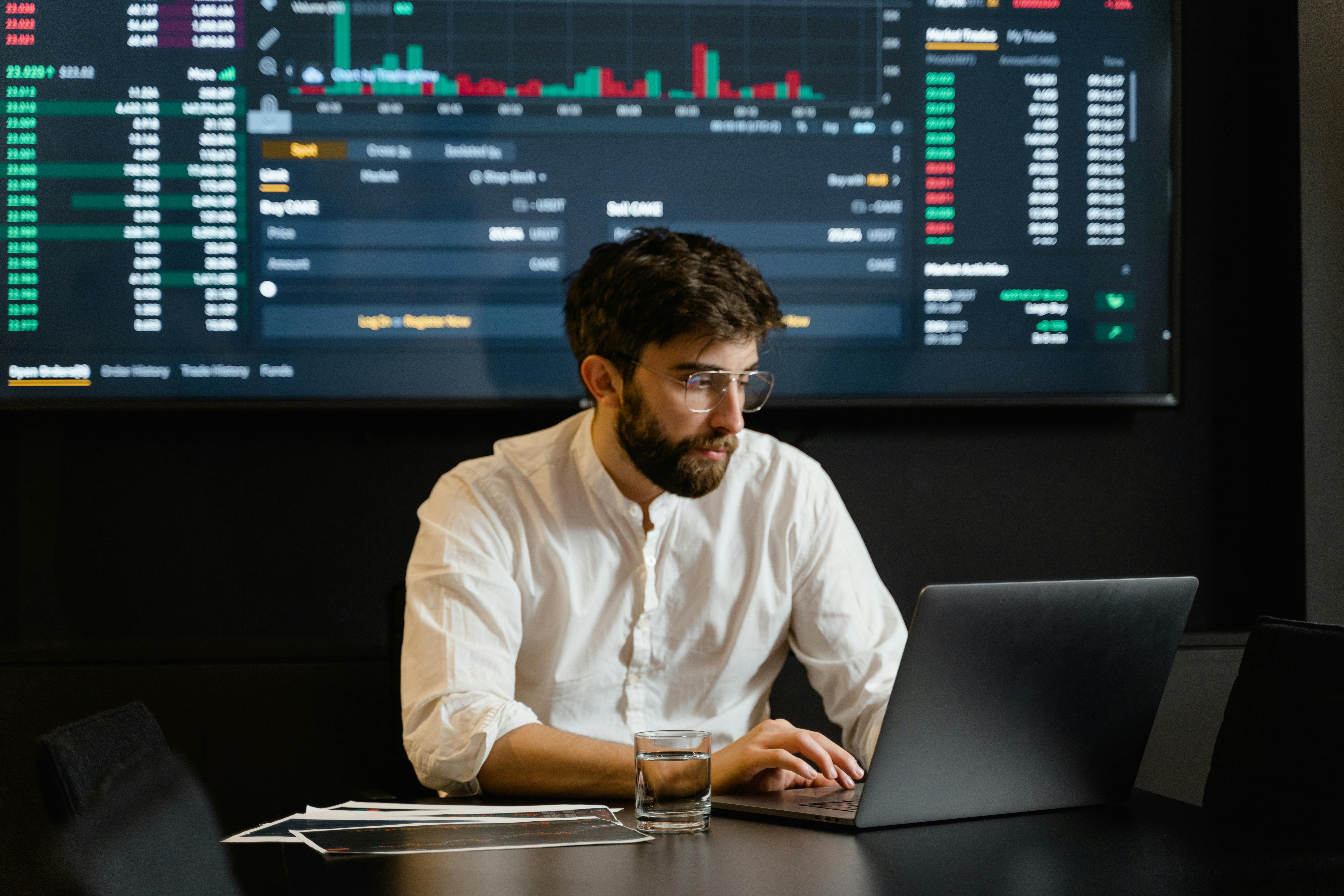 Man using a laptop | Source: Pexels