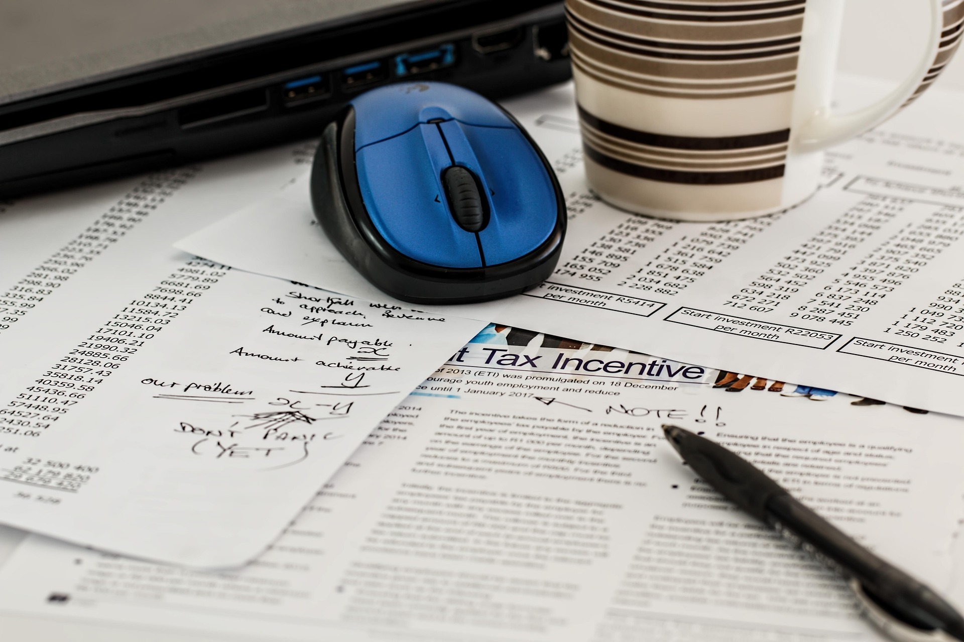 Documents and a mouse | Source: Pixabay