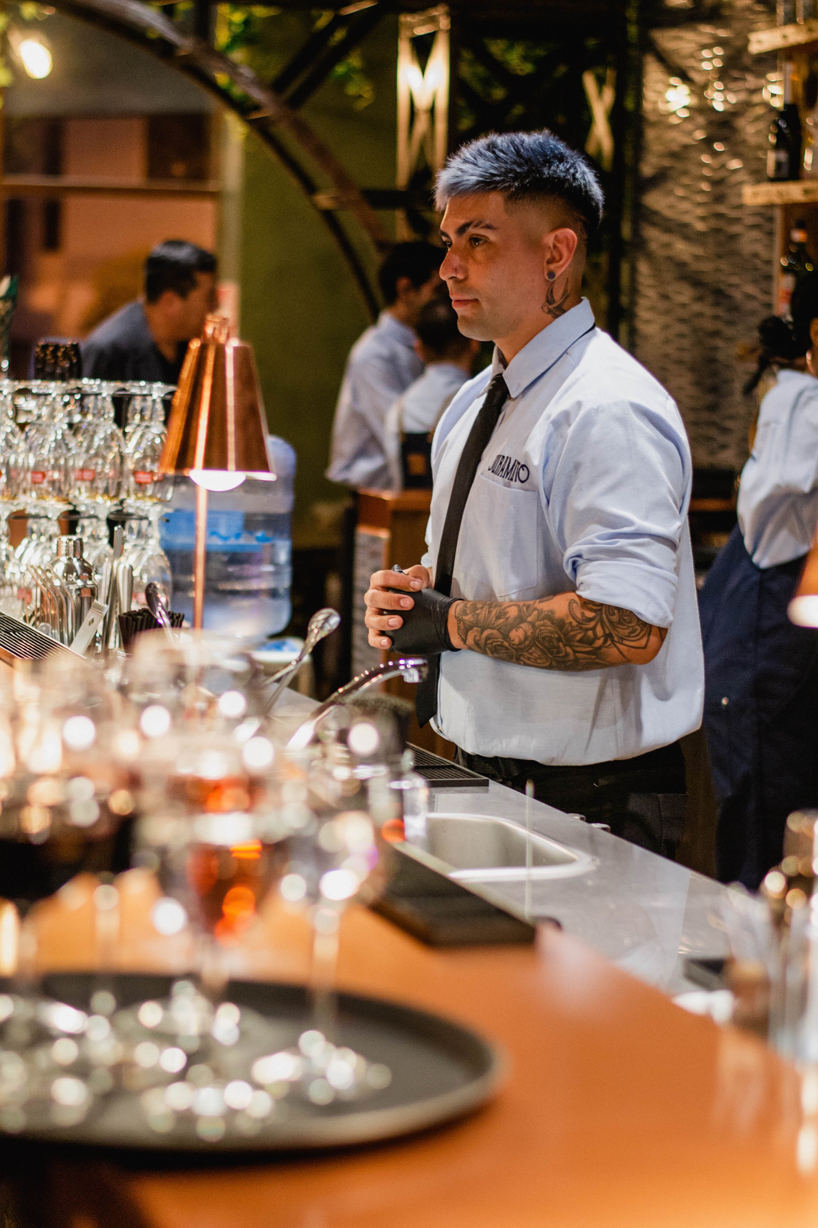 Bartender making cocktails. | Source: Pexels