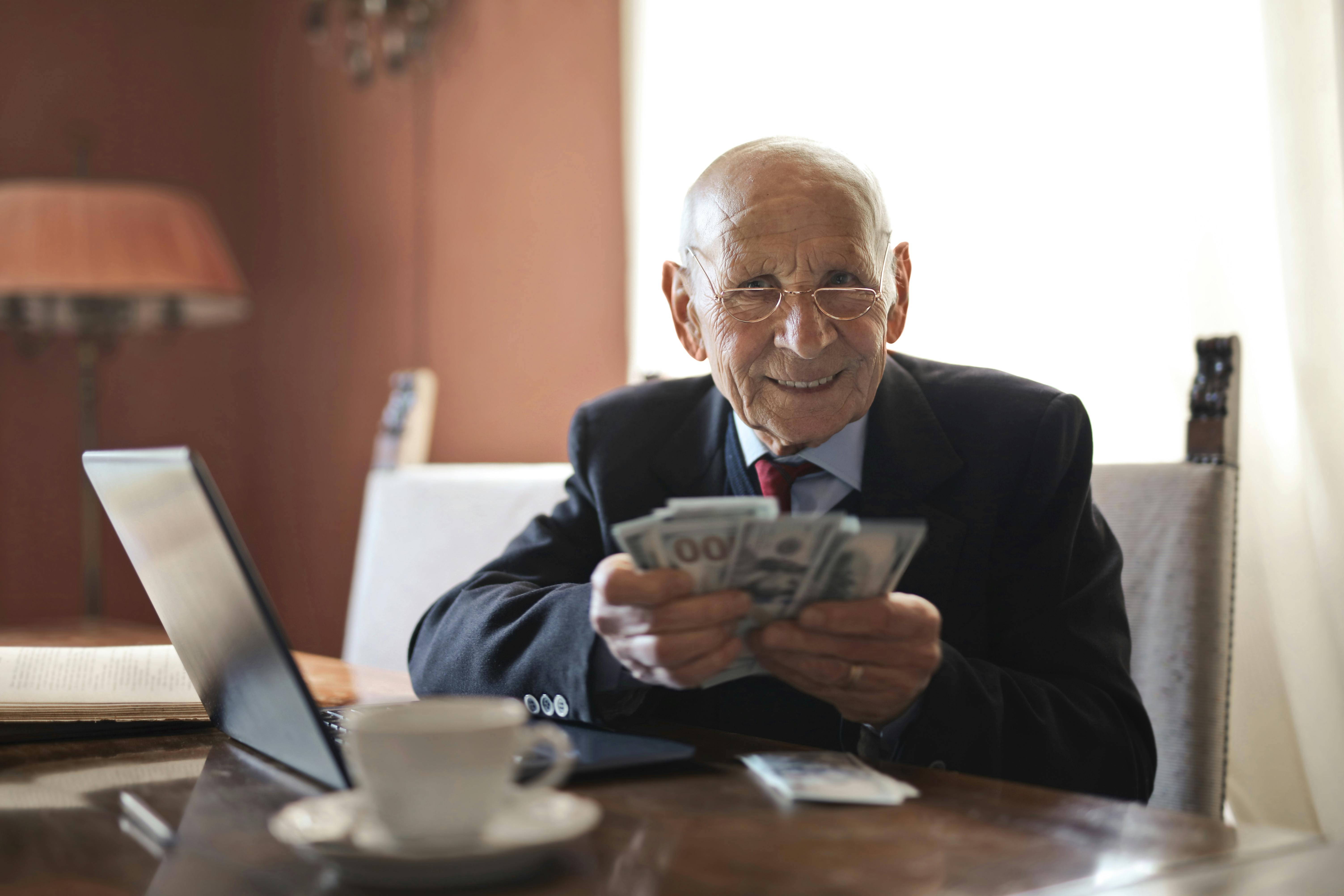 Man holding cash | Source: Pexels