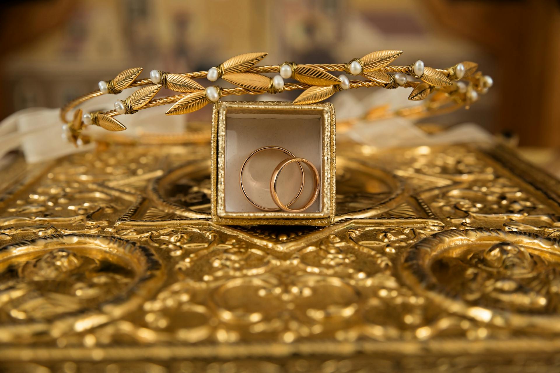Gold jewelry | Source: Pexels