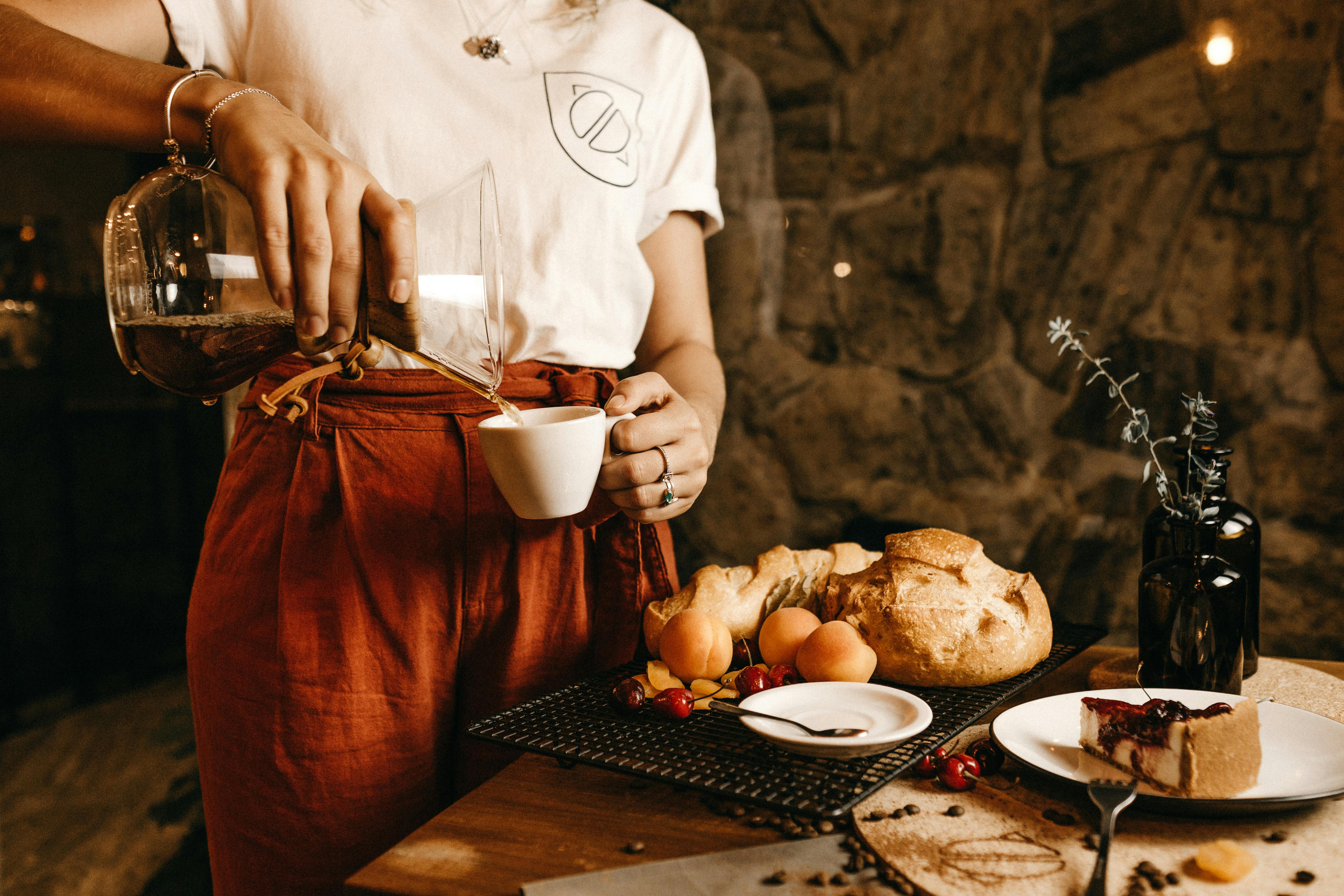 A waitress serving coffee | Source: Pexels