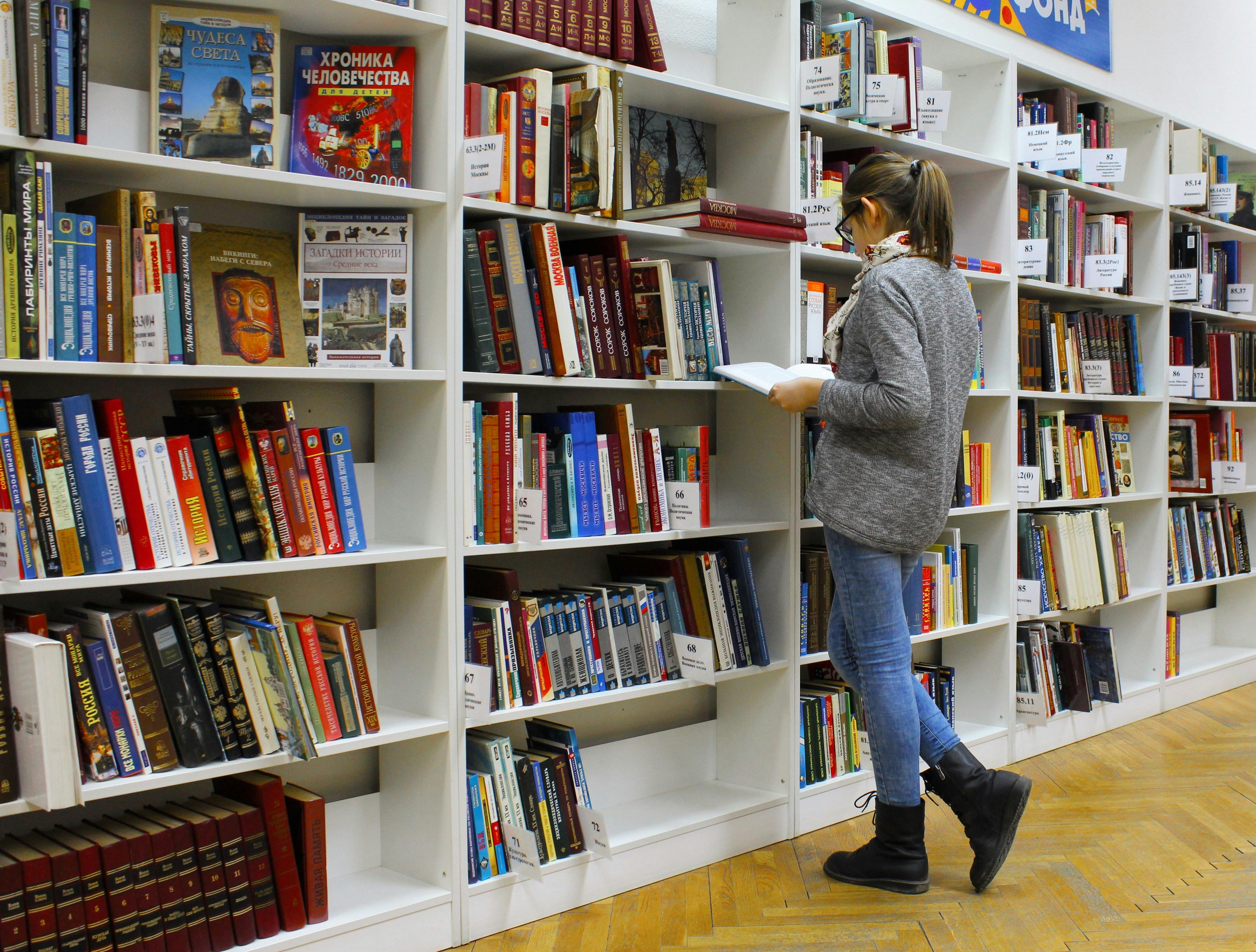 Woman reading a book | Source: Pexels