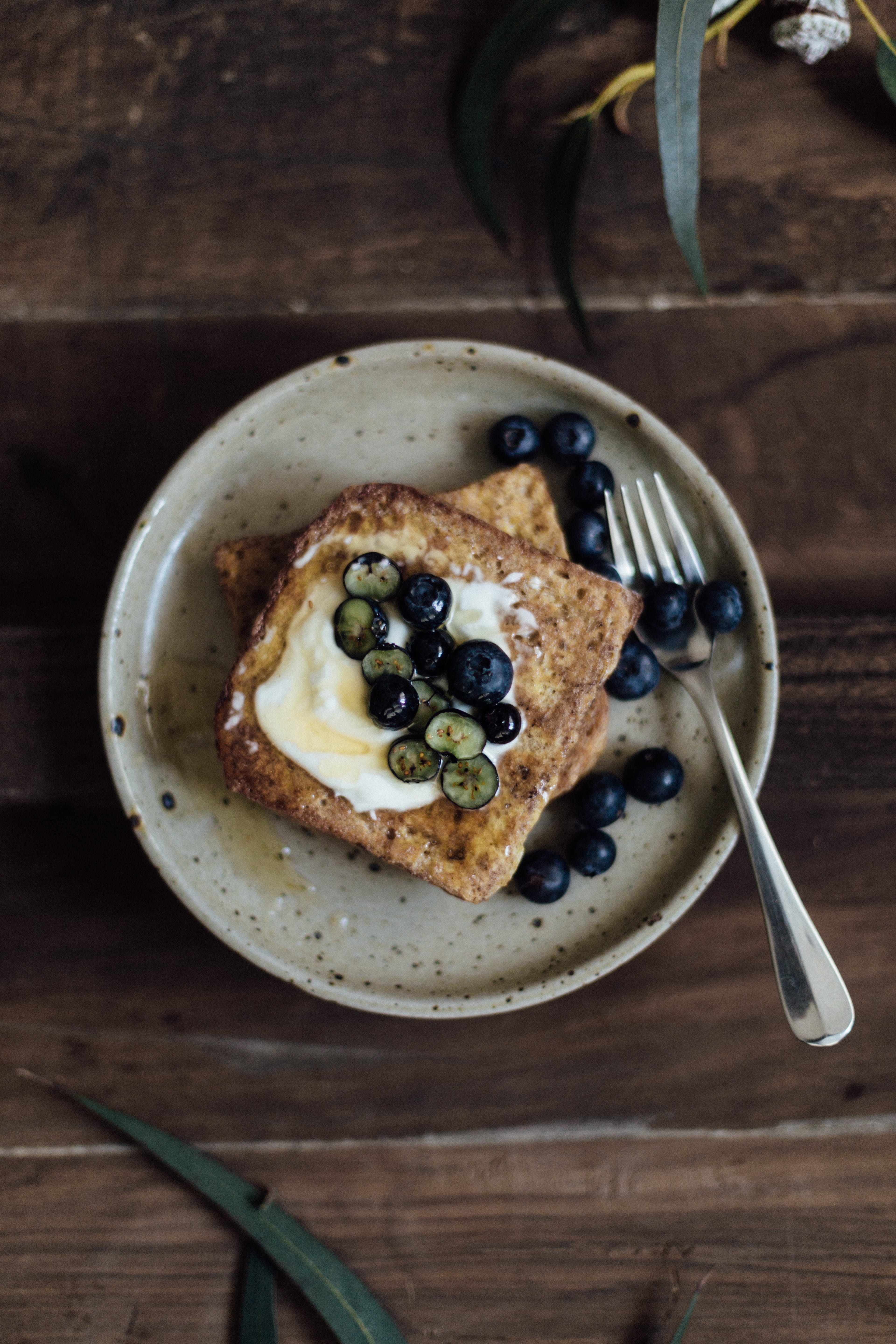 Toast with berries breakfast | Source: Pexels